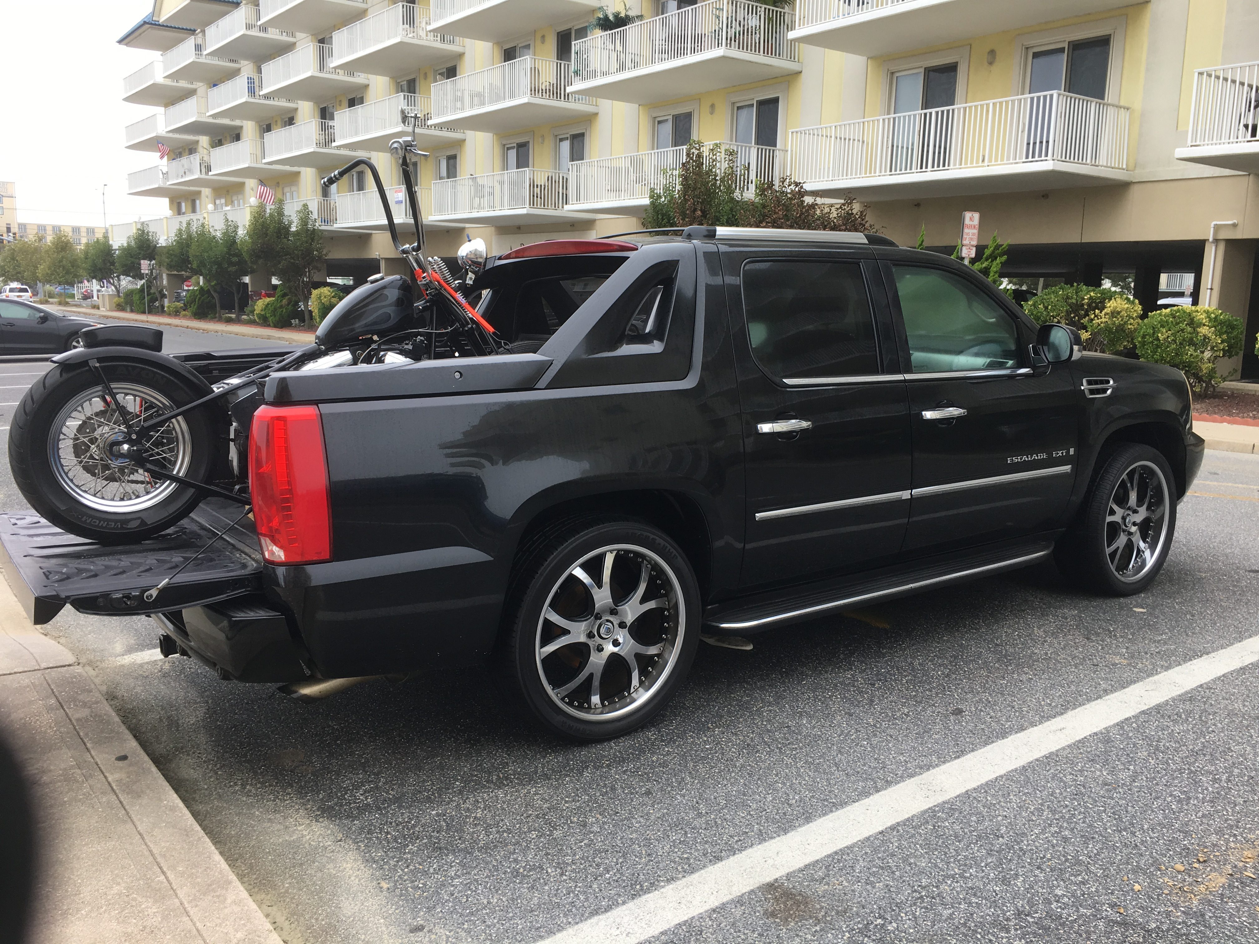 Chopper in Escalade EXT