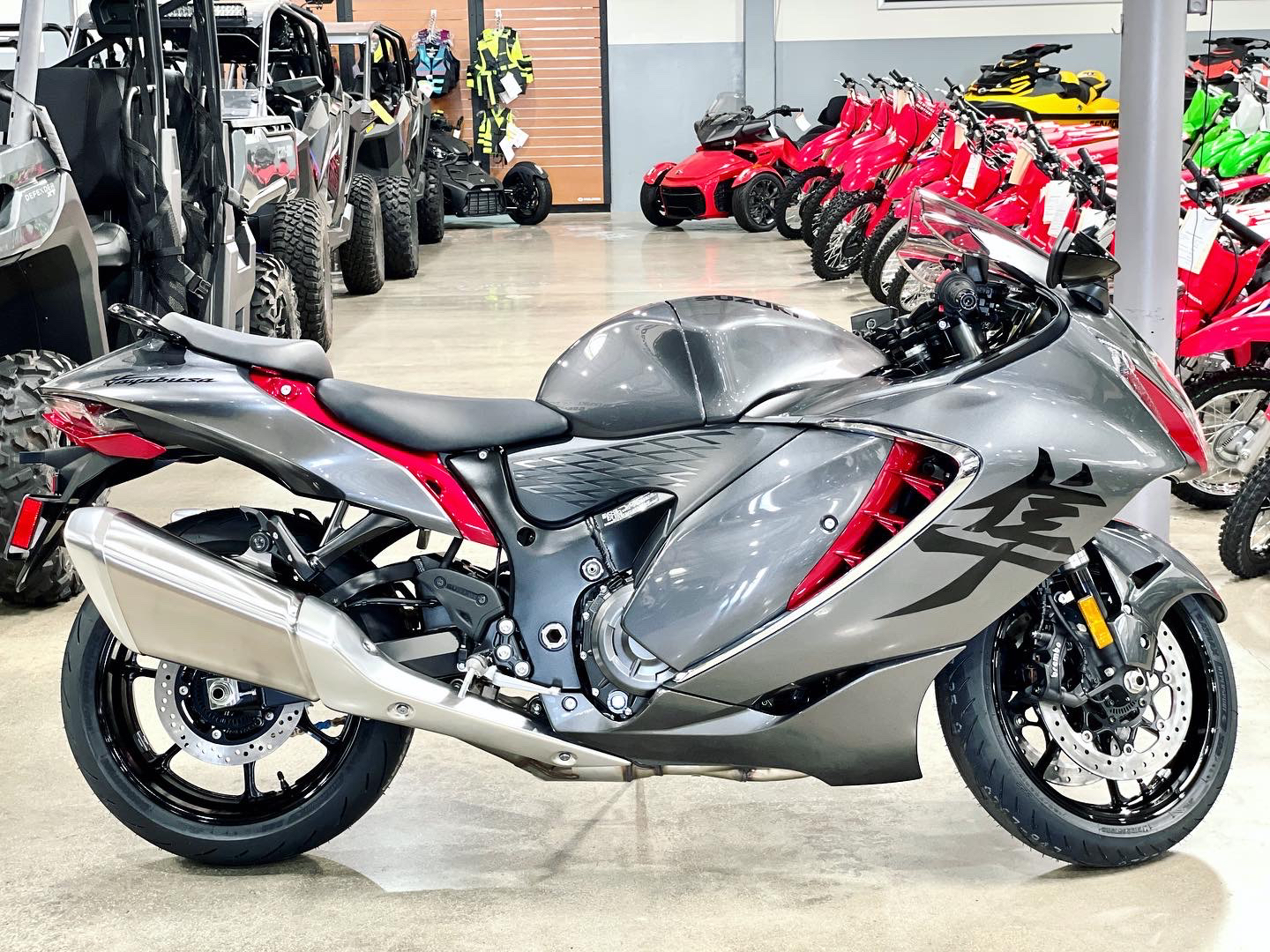 2023 Suzuki Hayabusa Metallic Thunder Gray/Candy Daring Red